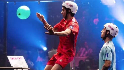 Le joueur du Barça, Gerard Piqué, organise la coupe du monde de...